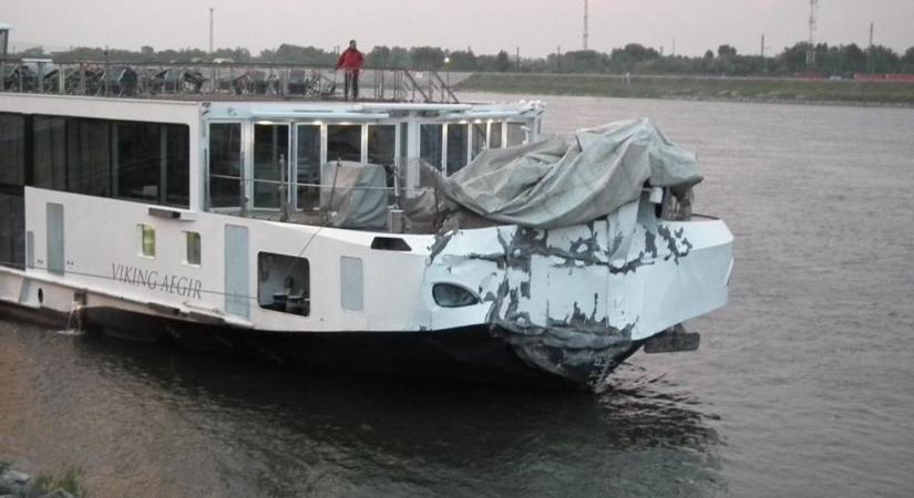 Hídpillérének ütközött egy kirándulóhajó Komáromnál, többen megsérültek