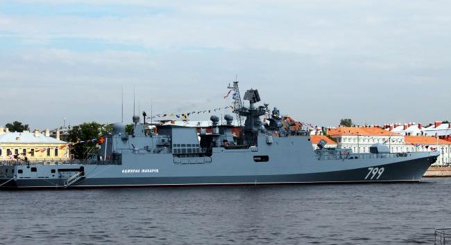Ég egy orosz fregatt a Fekete-tengeren, a Kígyó-sziget közelében