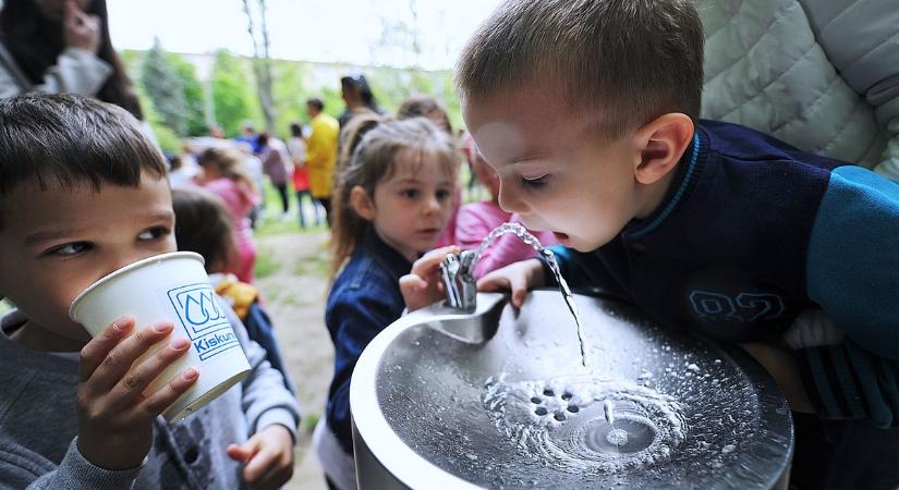 Új ivókutat ajándékozott a szolgáltató Kiskunhalasnak