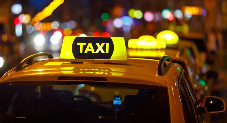 Itt a bejelentés: megszüntették a taxiszolgáltatás hatósági árát ebben a vidéki városban