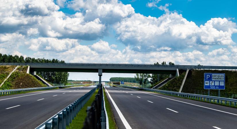 Mészáros Lőrincék kapták az autópálya-koncessziót, Balásy Gyula cégei 50 milliárdos tendert nyertek