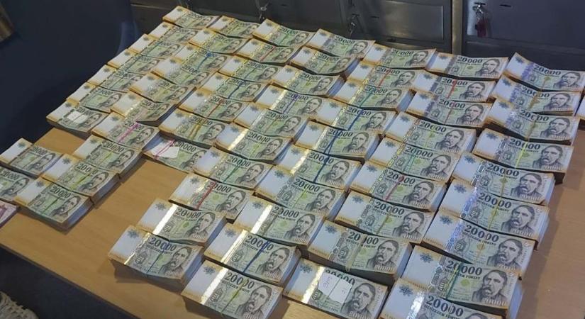 Húsz gyanúsítottja van a Pénzügyminisztériumot is érintő tízmilliárdos vesztegetési ügynek