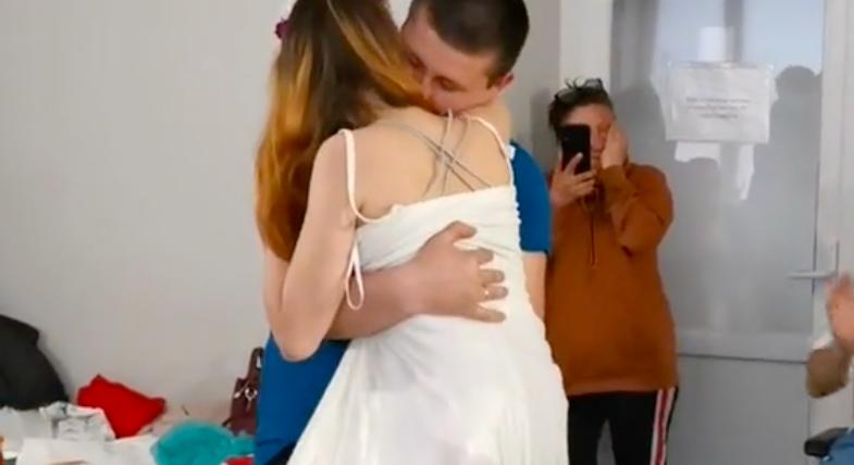Megható videó: a kórházban tartotta hitvesi táncát egy fiatal ukrán házaspár, miután a nő aknára lépett