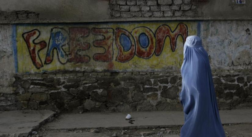 Tálib vezető: A nők jobban teszik, ha otthon maradnak