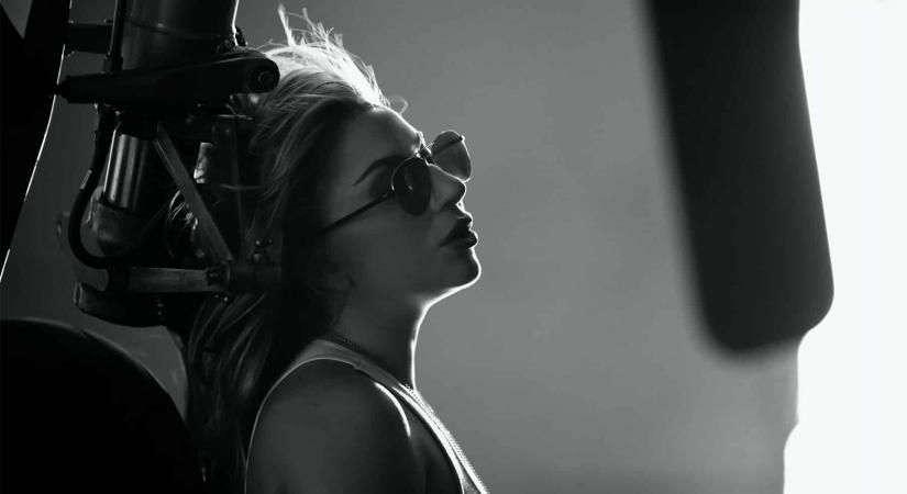 Lady Gaga bemutatta a Top Gun: Maverickhez készült dalát és annak videoklipjét