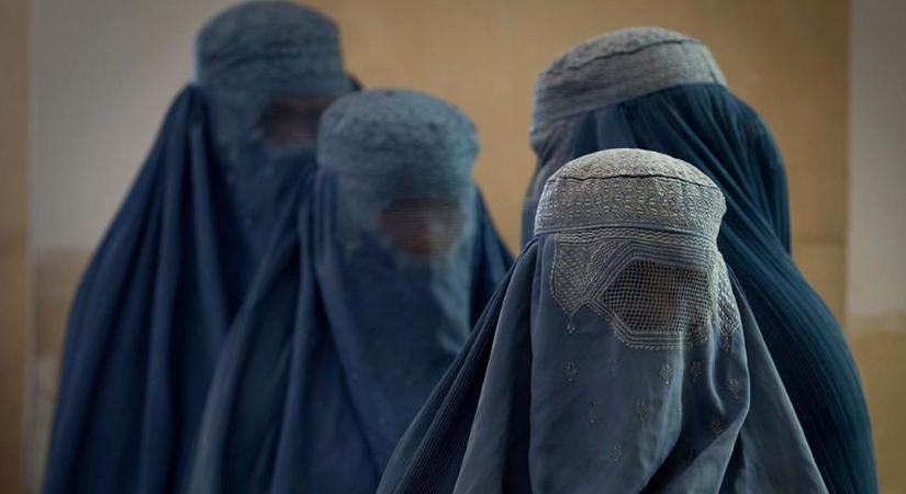 Ismét burkába kényszerítik a nőket Afganisztánban