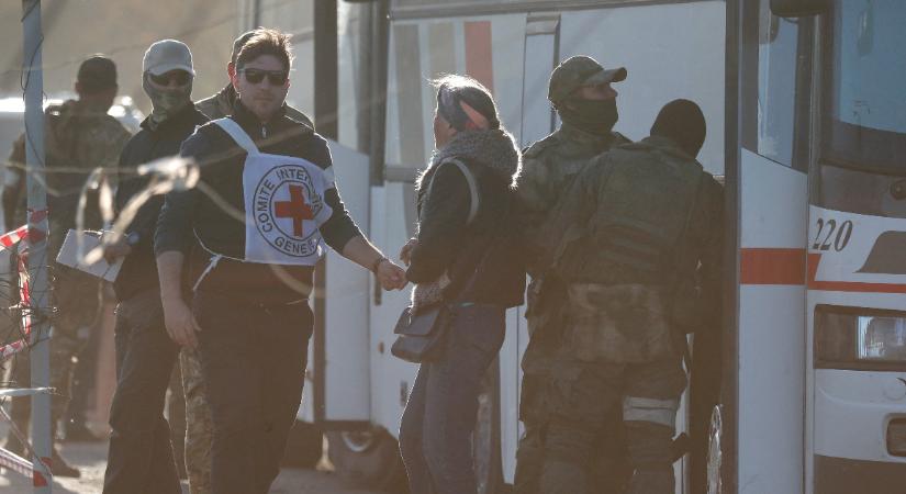Több mint 300 civilt sikerült kimenteni a mariupoli acélgyárból