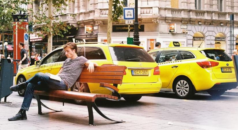 33 %-kal emelkednek hétfőtől a budapesti taxis tarifák