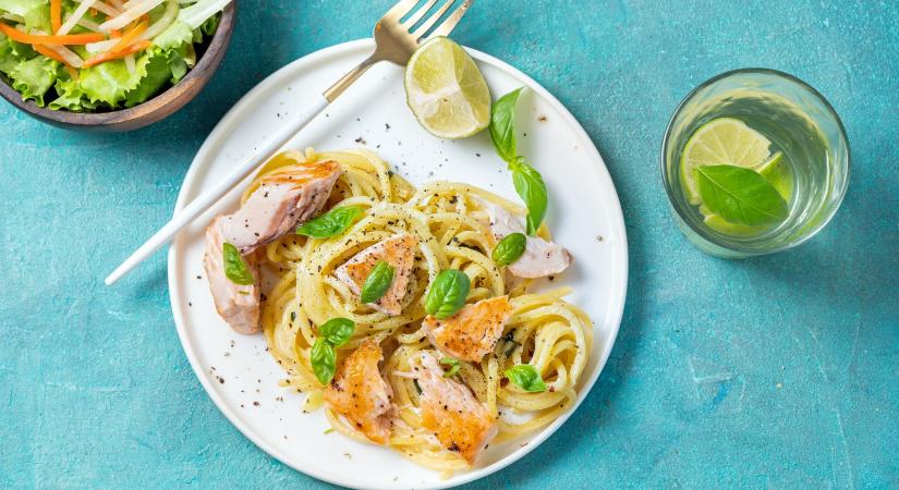 Tizenkét perc alatt elkészül Jamie Oliver öt hozzávalós lazacos tésztája