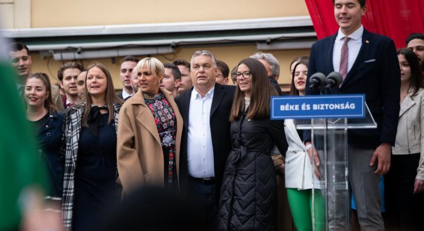 Pop és populizmus: a Fidesz mozgósításra használja Ákost és Tóth Gabit, közben a cenzúra a Kádár-korszakot idézi