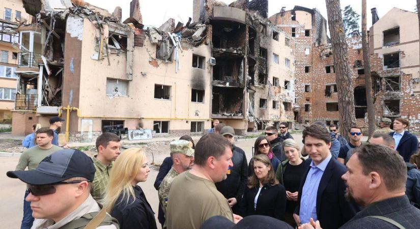 A Kijevhez közeli Irpinybe látogatott vasárnap a kanadai miniszterelnök, hogy saját szemével lássa az orosz rémtetteket