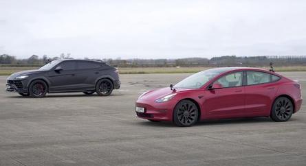 Le tudja-e győzni gyorsulási versenyen a Tesla Model 3 a Lamborghini Urust?