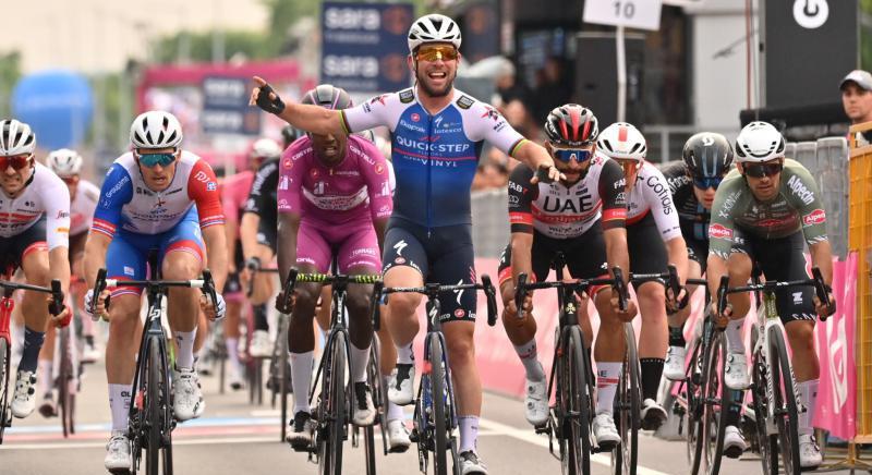 Giro d'Italia hírek: Cavendish 160. győzelme, a mezőnynek leesett az álla Magyarországtól, van der Poel nem bánja, ha elveszti a Maglia Rosát