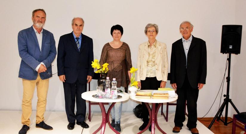 Győrben is bemutatták a répcementi szerzők antológiáját - „Akik tollat fogtak” címen