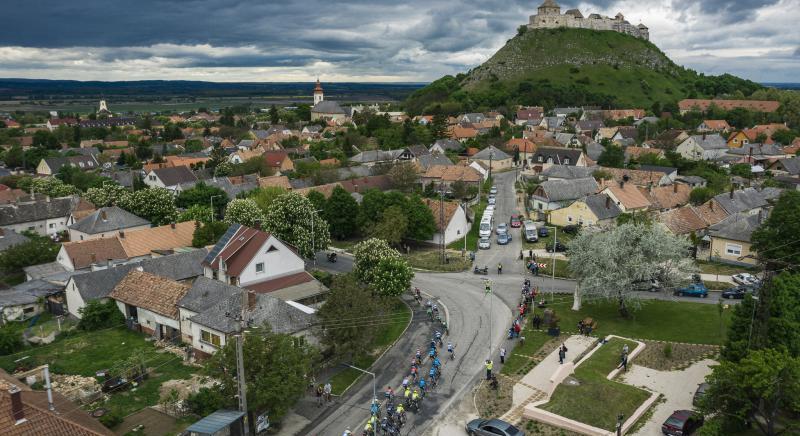 Tour de Hongrie hírek: akár egymilliárd ember is követheti a versenyt, itt a hivatalos rajtlista, rajtol a viadal