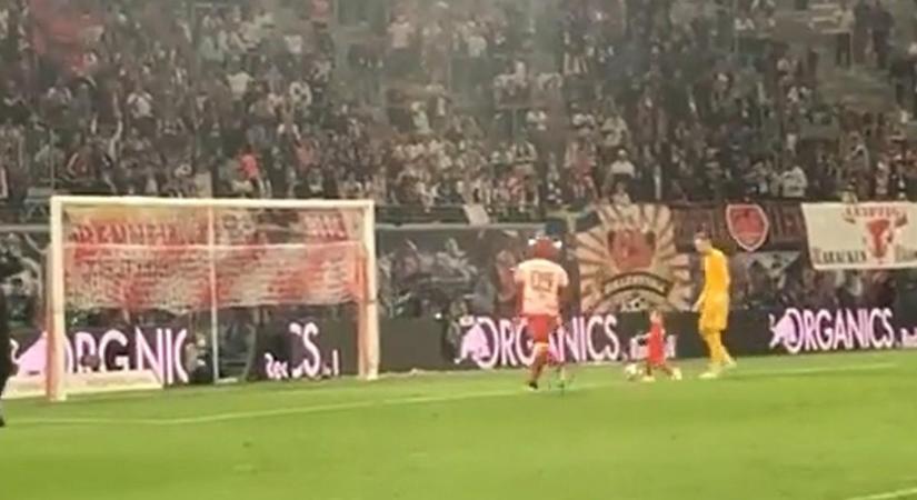 RB Leipzig: Gulácsi kisfiát ünnepelték a szurkolók a siker után – videó