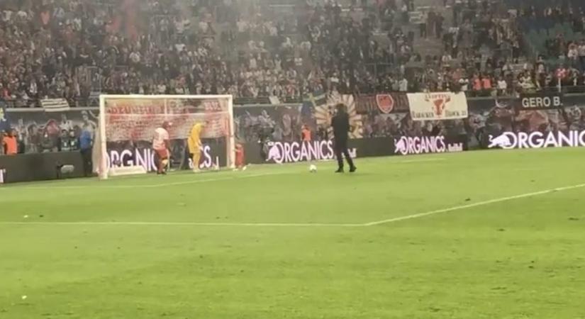 Elég menő, ahogy Gulácsi Péter kisfiát ünnepelték az RB Leipzig szurkolói – VIDEÓ