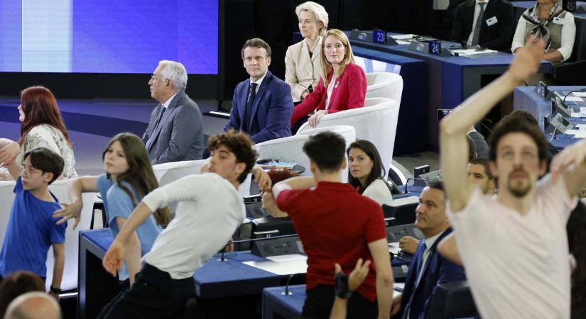A fontos dolgokra mindig van idő – vonagló műsort rendeztek az Európai Parlamentben