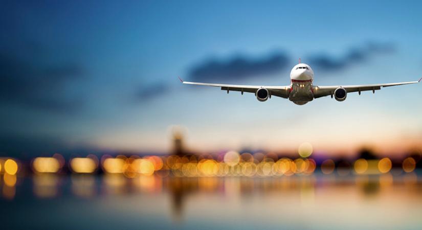 Egekben a repülőjegyek ára, miközben egyre több a késés és a járattörlés az európai reptereken
