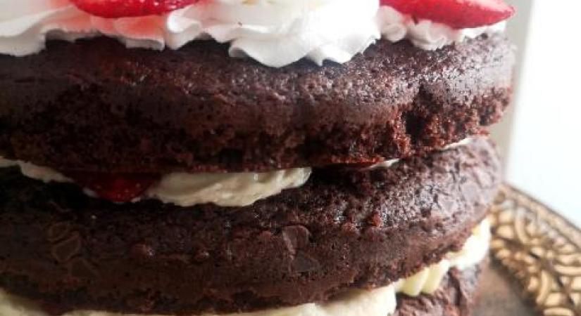 Gyors vaníliás-epres brownie torta