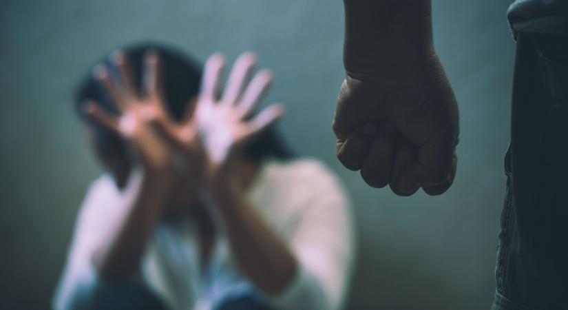 Brutális erőszak: egy botra kést erősített, azzal ütötte a nőt - ítélet született