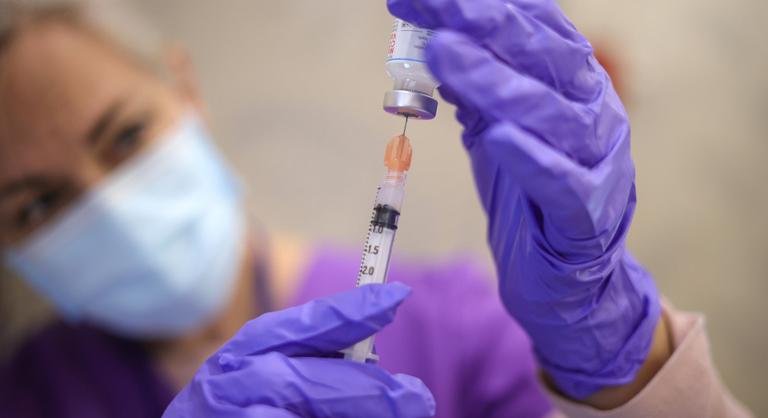 Hétfőtől igényelhető a koronavírus elleni vakcina negyedik dózisa Romániában