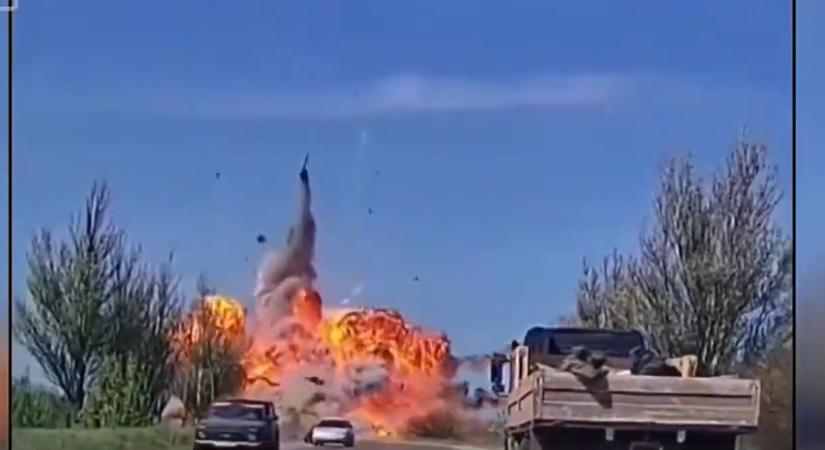 Videón, ahogy hatalmas robbanással semmisül meg egy orosz tank