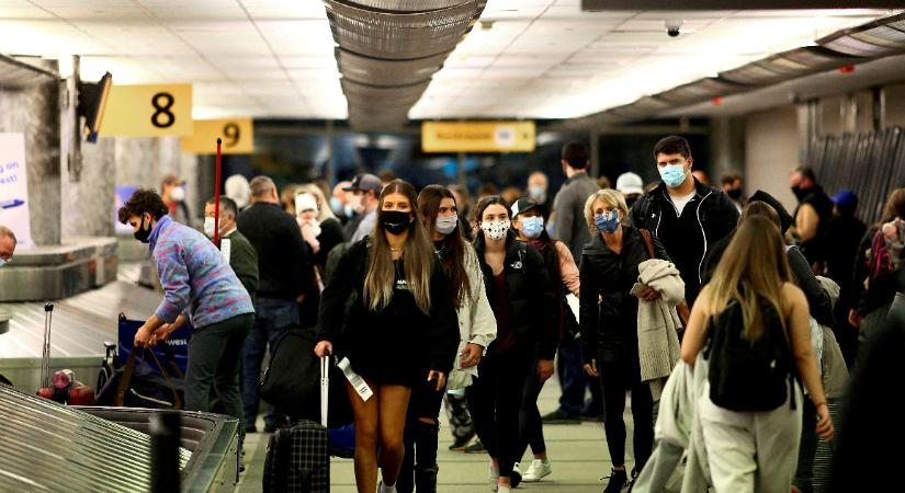 Hétfőtől nem kötelező a maszk a legtöbb európai repülőjáraton