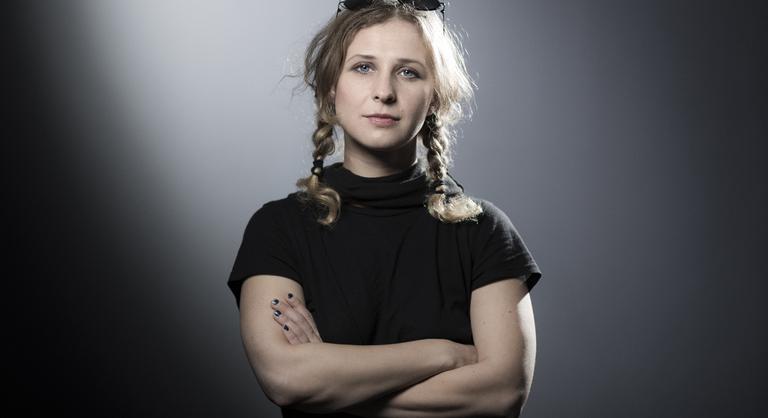A Pussy Riot tagja azt állítja, ételfutárnak öltözve szökött meg Oroszországból többszöri bebörtönzése után