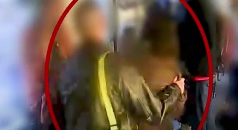 Gyerekeket fenyegetett egy férfi a 3-as villamoson, munkába tartó rendőr csavarta ki a kezéből a kést