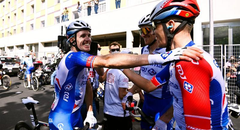 Giro d'Italia hírek: Demare csapattársai remek munkát végeztek, ez Nibali utolsó szezonja, a zámolyi buszmegálló története, újabb sprinterszakasz jön