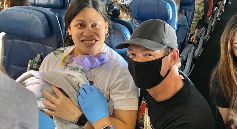 Fogalma sem volt róla, hogy terhes: a repülőúton szülte meg babáját