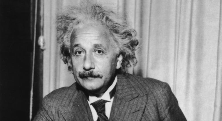 Aki nem hordott zoknit – 10 kérdés Einsteinről