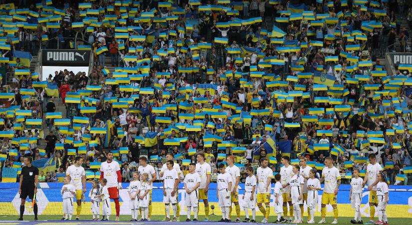 Németországban játszott először a háború kitörése óta az ukrán futballválogatott, könnyeztek a nézők a lelátón