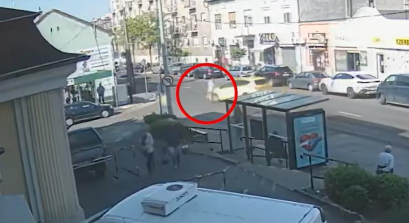 Videón, ahogy elüti a haragosát egy taxis Pesterzsébeten
