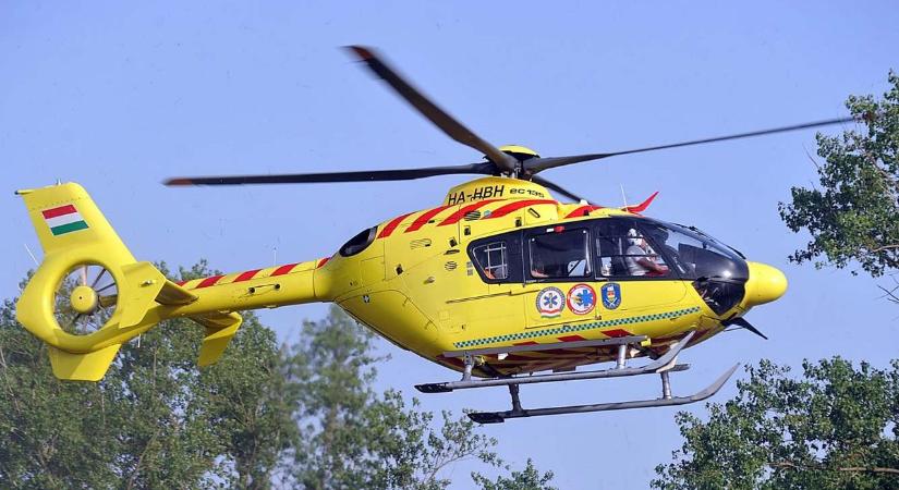 Mentőhelikopterrel szállították kórházba a motorost, aki egy autóval ütközött Ercsiben
