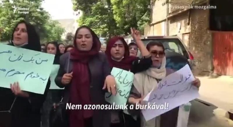 „A mi ruháink, a mi identitásunk” – a legújabb tálib szigorítások ellen tüntettek afgán nők