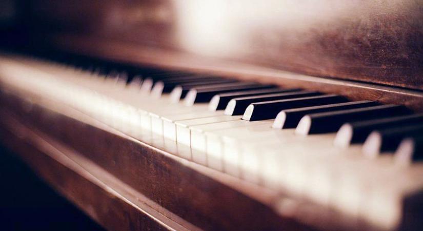22 év után bionikus kesztyűvel játszhat újra a sérült kezű zongorista