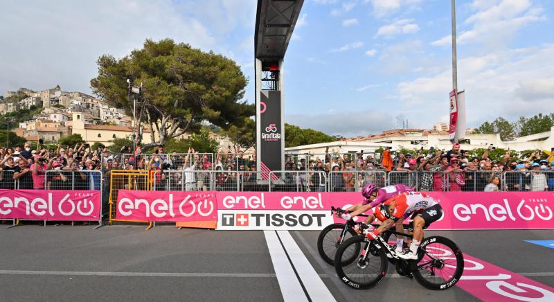 Giro d'Italia hírek: millimétereken múlott Demare sikere, Fetter csapatársa egyedül volt szökésben, egy hegyi etappal folytatódik a verseny