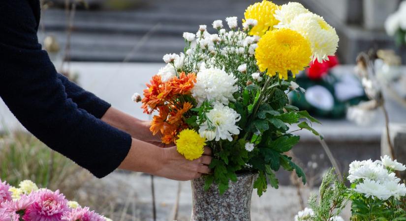 A vázákat is lopják a temetőből - tapasztalta olvasónk