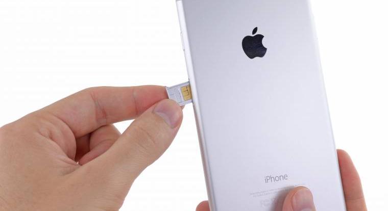 Steve Jobs azt szerette volna, hogy az első iPhone-t SIM-kártya nélkül lehessen használni