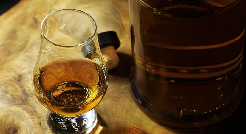 Négy üveg whiskyt lopott egy nő Dorogon
