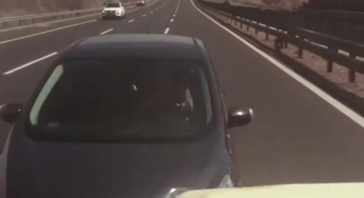 VIDEÓ: Energiaelnyelőbe csapódott nagy sebességgel egy autós az M6-os autópályán