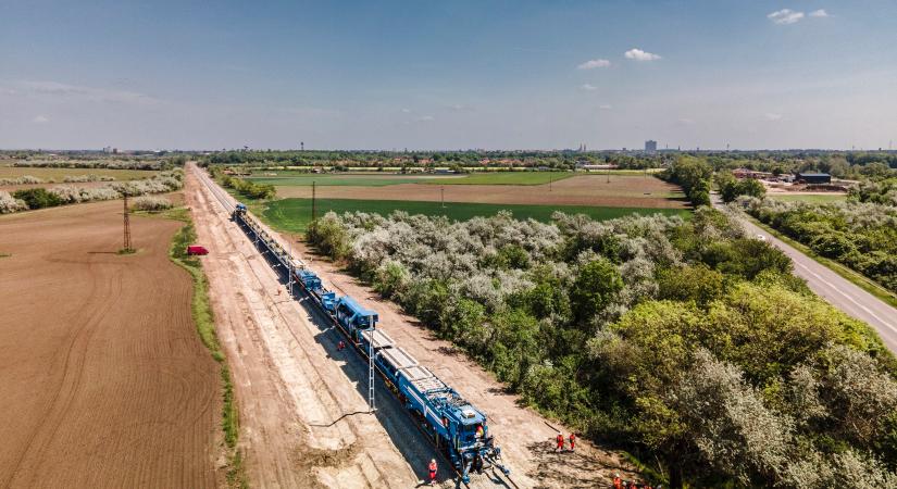 Ritkaságnak számító óriási géplánc gyorsítja a Dél-Alföld kulcsfontosságú vasútfejlesztését