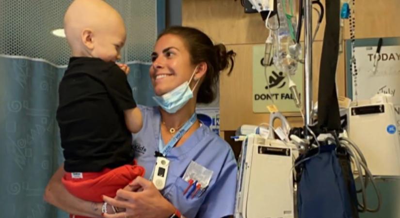 Megható pillanatok: a kisfiú újra találkozott a nővérrel, aki végig mellette volt a rákkezelése alatt