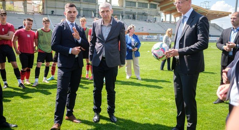A kupadöntőre készülő ifjúsági labdarúgókat is meglátogatta Szijjártó Péter
