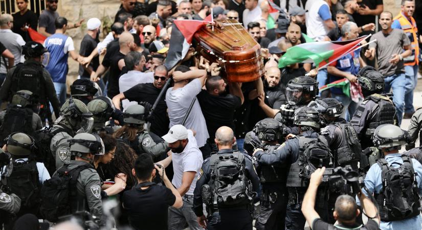 Izraeli rendőrök rohanták le a palesztin újságíró temetési menetét