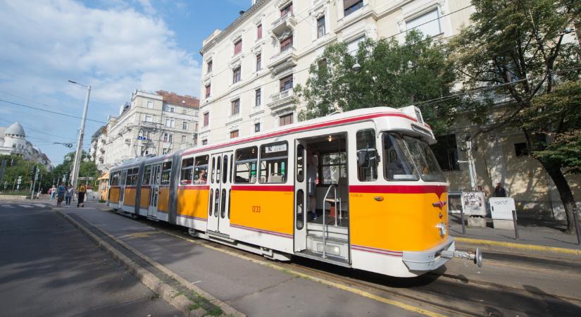 Ilyen villamosokat is ritkán látni Budapesten: évtizedeket ugrottunk vissza az időben