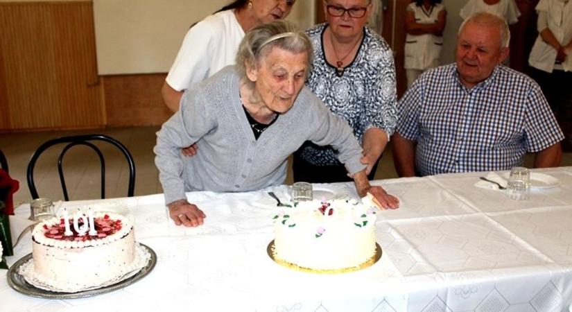 Két település polgármestere is felköszöntötte a 101 éves kisbéri Irénke nénit