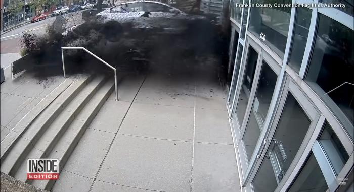 VIDEÓ: Hatalmas sebességgel csapódott az emberekkel teli épületbe egy Tesla